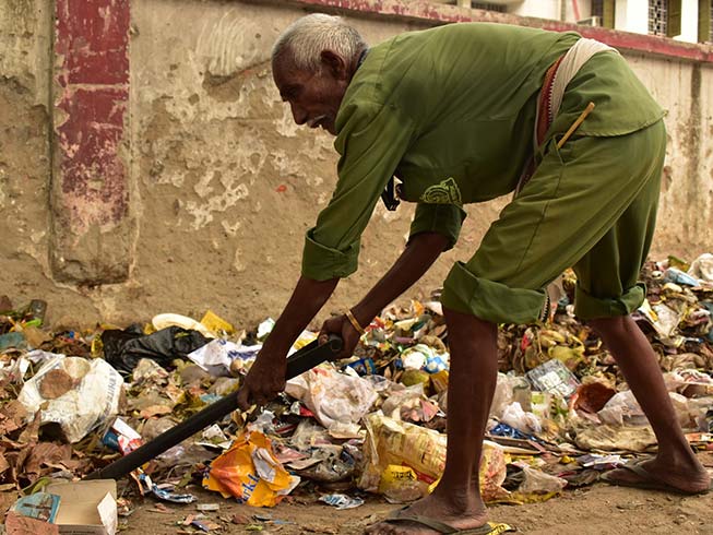 Christians in Pakistan often limited to low-status jobs such as cleaning sewers and other sanitary work (image for illustration purposes)
